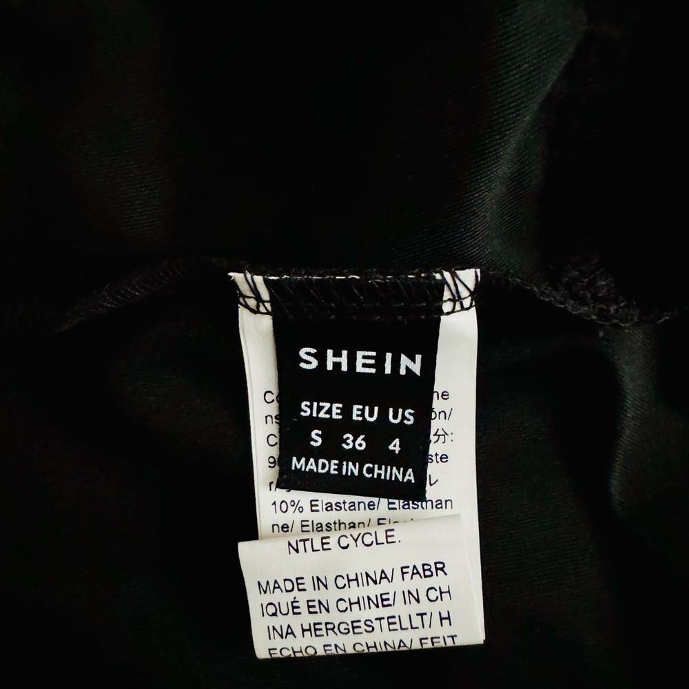 Plunging Neck Lantern
Sleeve Bodysuit
Black / 4(S) - Picture 6 of 6